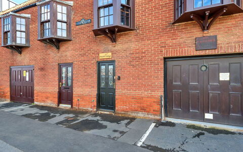 Ukulele Cottage: Wohngebiet, Urban Design, Wohnung, Landscaping, Estate, Balkon, Villa, Villa