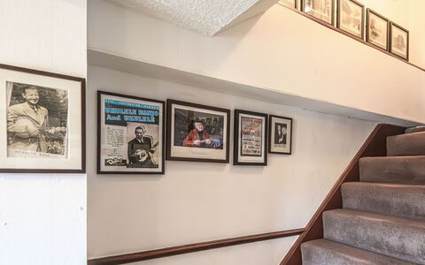 Ukulele Cottage: Interior Design, Treppe, Bilderrahmen, Flooring, Fussboden, Decke, Geländer, Hartholz, Farbe, Holzbeize