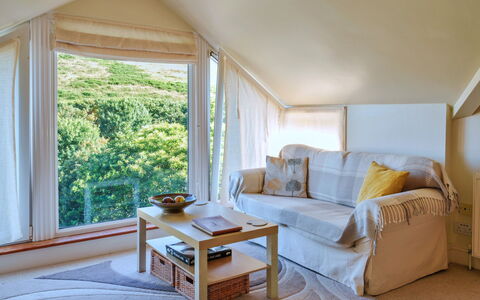Cawsand 604: Möbel, Interior Design, Zimmer, Couch, Fussboden, Decke, Zuhause, Wohnzimmer, Vorhang