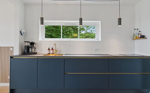 Hermine - 250M from the Sea: Interior Design, Küche, Flooring, Küchengerät, Countertop, Cabinetry, Light Fixture, Haushaltsgerät, Farbe