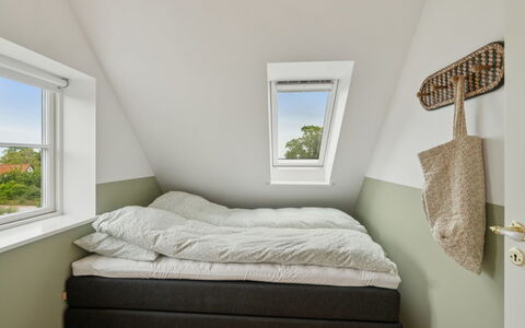 Hermine - 250M from the Sea: Schlafzimmer, Fussboden, Flooring, Holz, Bett, Interior Design, Bedding, Bettdecke, Linens, Bettrahmen