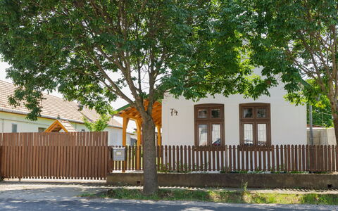 Goggola: Baum, Gebäude, Haus, Wohngebiet, Zuhause, Menschliche Siedlung, Zaun, Tür, Hütte, Lattenzaun