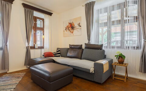 Goggola: Möbel, Interior Design, Flooring, Couch, Fussboden, Holz, Zimmer, Holzboden, Decke, Wohnzimmer