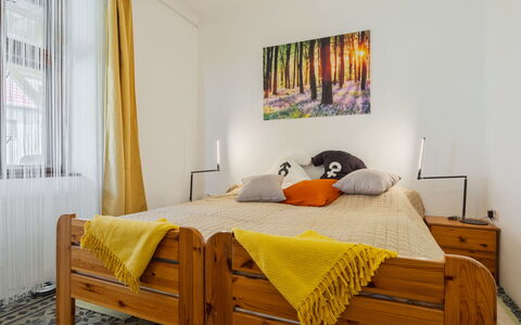 Goggola: Bett, Möbel, Bedding, Interior Design, Schlafzimmer, Bettdecke, Wand, Flooring, Fussboden, Holz