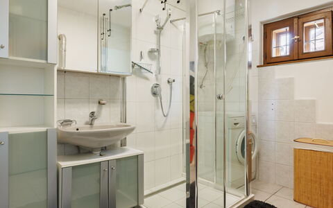 Goggola: Armatur, Interior Design, Badezimmer, Flooring, Fussboden, Bad Sink, Sinken, Decke, Installation, Zapfhahn