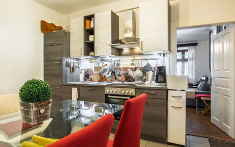 Goggola: Möbel, Küche, Küchengerät, Countertop, Cabinetry, Interior Design, Major Appliance, Flooring, Wohnung, Beleuchtung