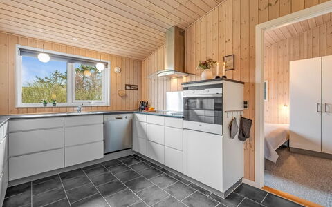 Anelise - 800M to the Fjord: Küche, Holz, Flooring, Küchengerät, Major Appliance, Countertop, Decke, Interior Design, Fussboden, Cabinetry