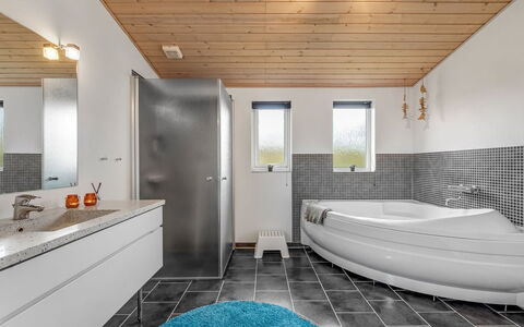 Anelise - 800M to the Fjord: Flooring, Interior Design, Armatur, Decke, Fussboden, Sinken, Installation, Zapfhahn, Badezimmer, Zuhause