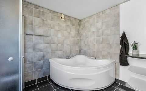 Paale - 208M from the Sea: Flooring, Fussboden, Interior Design, Armatur, Decke, Fliese, Badezimmer, Badewanne, Zimmer
