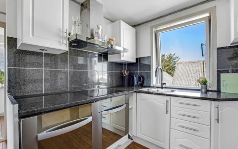 Paale - 208M from the Sea: Küche, Küchengerät, Countertop, Major Appliance, Cabinetry, Flooring, Haushaltsgerät, Interior Design, Zapfhahn, Beleuchtung