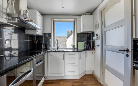 Paale - 208M from the Sea: Küchengerät, Küche, Countertop, Major Appliance, Cabinetry, Flooring, Haushaltsgerät, Interior Design, Fussboden, Möbel