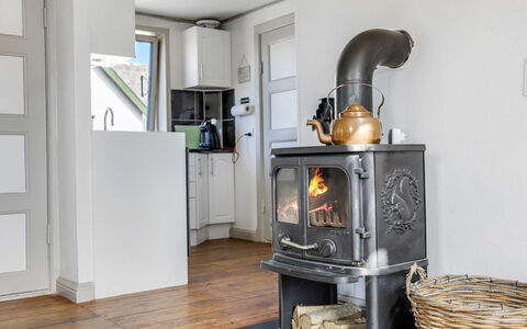 Paale - 208M from the Sea: Möbel, Interior Design, Flooring, Haushaltsgerät, Küchengerät, Feuerstelle, Zimmer, Holzofen, Herd, Wohnzimmer