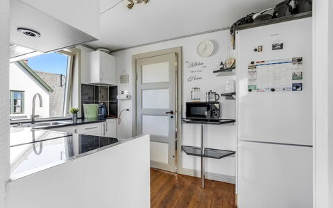 Paale - 208M from the Sea: Küchengerät, Interior Design, Major Appliance, Küche, Flooring, Möbel, Cabinetry, Countertop, Haushaltsgerät, Decke