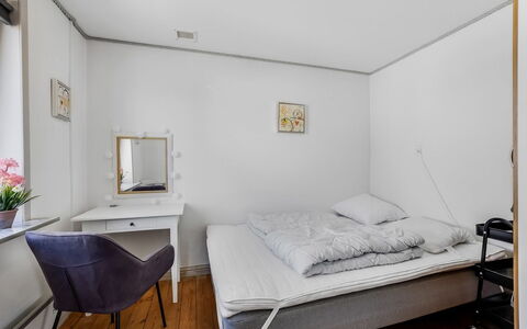 Paale - 208M from the Sea: Möbel, Interior Design, Fussboden, Flooring, Bett, Schlafzimmer, Decke, Beleuchtung, Zimmer, Zuhause