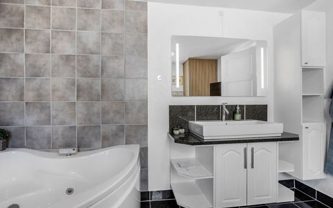 Paale - 208M from the Sea: Interior Design, Armatur, Flooring, Badezimmer, Fussboden, Sinken, Zapfhahn, Decke, Countertop, Installation
