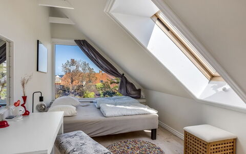 Paale - 208M from the Sea: Schlafzimmer, Bett, Interior Design, Möbel, Decke, Holz, Linens, Fussboden, Bettdecke, Bedding