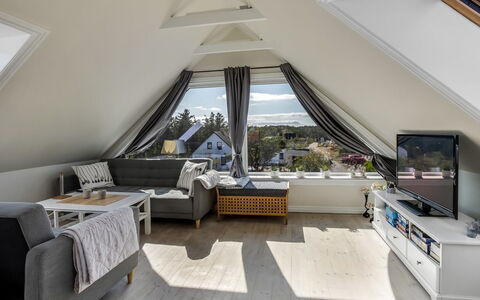 Paale - 208M from the Sea: Möbel, Interior Design, Holz, Decke, Flooring, Zuhause, Fussboden, Couch, Wohnzimmer, Beleuchtung