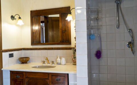 Country Historical House Lucca: Bad Sink, Interior Design, Wand, Armatur, Spiegel, Badezimmer, Sinken, Flooring, Zapfhahn, Fussboden