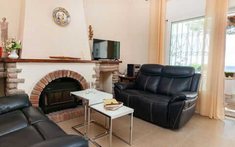 Torre Mar: Braun, Couch, Eigentum, Möbel, Komfort, Holz, Interior Design, Wohnzimmer, Flooring, Pflanze