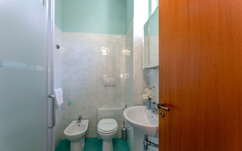 Sweet Conero: Flooring, Interior Design, Fussboden, Armatur, Zimmer, Decke, Badezimmer, Glas, Fliese, Zapfhahn