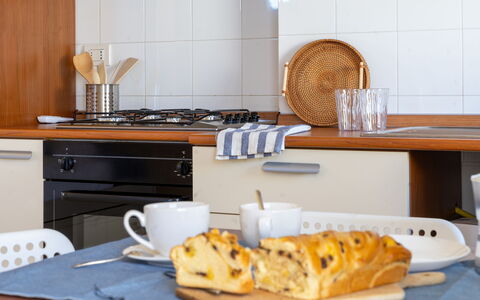 Sweet Conero: Küchengerät, Küche, Geschirr, Countertop, Möbel, Major Appliance, Interior Design, Cabinetry, Haushaltsgerät, Kleingeräte