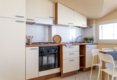 Sweet Conero: Küchengerät, Küche, Major Appliance, Holz, Flooring, Countertop, Cabinetry, Interior Design, Fussboden, Möbel