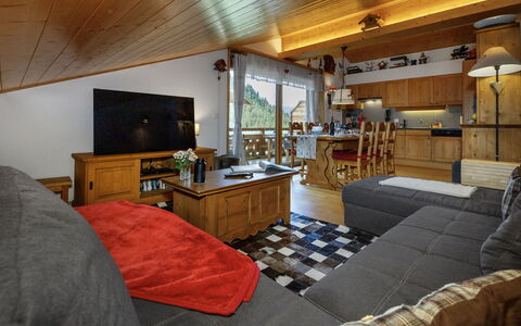 Mon Abri B: Möbel, Interior Design, Couch, Flooring, Decke, Holz, Fernsehen, Wohnzimmer, Zimmer, Fussboden