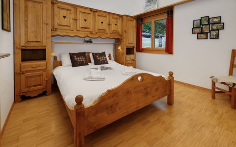 Mon Abri B: Möbel, Bett, Schlafzimmer, Holz, Interior Design, Bettdecke, Bedding, Flooring, Zimmer, Fussboden
