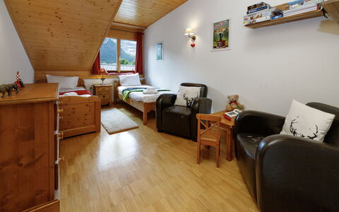 Mon Abri B: Möbel, Interior Design, Decke, Zimmer, Stuhl, Cabinetry, Hartholz, Lack, Holzbeize, Holzboden