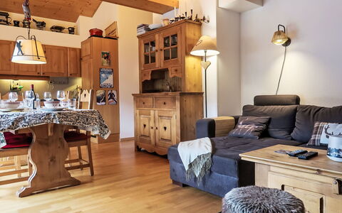 Mon Abri: Möbel, Interior Design, Holz, Zimmer, Flooring, Decke, Stuhl, Tabelle, Fussboden, Beleuchtung