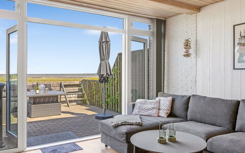 Kjera - 2.4Km from the Sea: Möbel, Holz, Flooring, Fussboden, Interior Design, Couch, Wohnzimmer, Zuhause, Holzboden, Zimmer