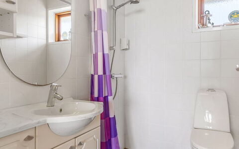 Kjera - 2.4Km from the Sea: Badezimmer, Armatur, Flooring, Interior Design, Fussboden, Bad Sink, Sinken, Toilette, Zapfhahn, Toilleten Sitz