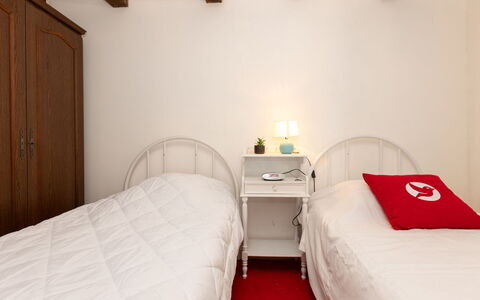 Les Jardins: Bett, Möbel, Bedding, Schlafzimmer, Bettdecke, Wand, Interior Design, Fussboden, Linens, Holz
