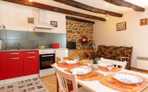 Les Jardins: Möbel, Interior Design, Flooring, Fussboden, Zimmer, Stuhl, Decke, Küche, Küche & Esszimmer Tisch, Countertop