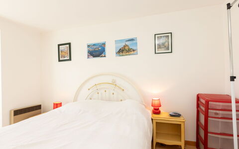 Les Jardins: Bett, Möbel, Schlafzimmer, Interior Design, Wand, Bettdecke, Bedding, Flooring, Fussboden, Holz