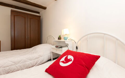 Les Jardins: Bett, Schlafzimmer, Bedding, Bettdecke, Holz, Linens, Fussboden, Möbel, Interior Design, Textil