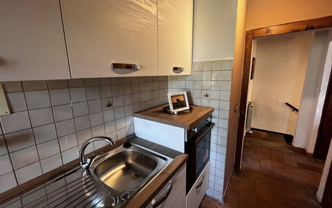 Appartamento Del Mercato: Küche, Countertop, Flooring, Küchengerät, Spüle, Holz, Major Appliance, Fussboden, Cabinetry, Armatur