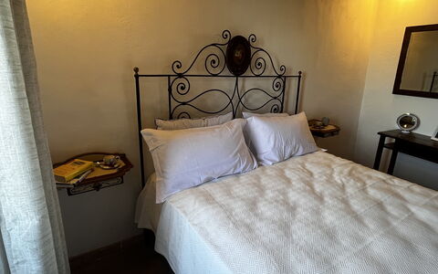 Appartamento Del Mercato: Bett, Schlafzimmer, Bedding, Bettdecke, Linens, Interior Design, Fussboden, Möbel, Bettrahmen, Beleuchtung