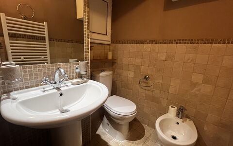 Appartamento Del Mercato: Badezimmer, Toilleten Sitz, Armatur, Bad Sink, Flooring, Toilette, Sinken, Fussboden, Zapfhahn, Installation