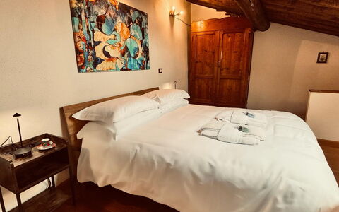 Appartamento Del Mercato: Wand, Holz, Interior Design, Schlafzimmer, Bett, Fussboden, Flooring, Bettdecke, Decke, Braun