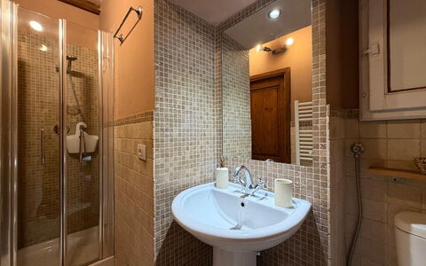 Appartamento Del Mercato: Badezimmer, Bad Sink, Armatur, Sinken, Wand, Flooring, Interior Design, Fussboden, Zapfhahn, Spiegel