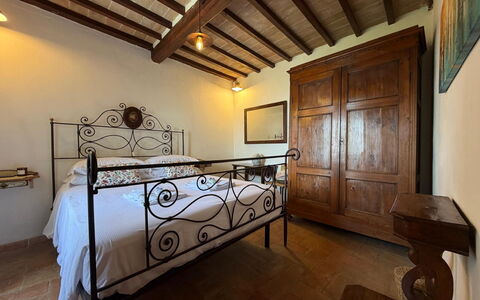 Appartamento Del Mercato: Wand, Flooring, Möbel, Holz, Interior Design, Fussboden, Decke, Schlafzimmer, Bett, Zimmer