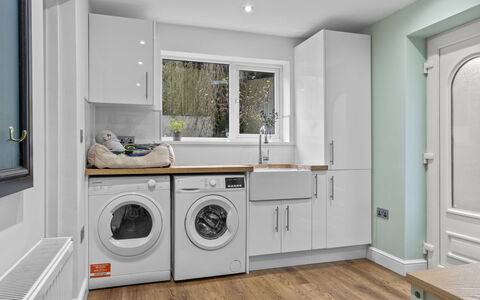 Willow Dene: Waschmaschine, Major Appliance, Interior Design, Flooring, Wäschetrockner, Haushaltsgerät, Holz, Küchengerät, Wäschekammer, Küche