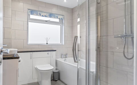 Willow Dene: Badezimmer, Armatur, Interior Design, Flooring, Fussboden, Sinken, Installation, Zapfhahn, Badewanne, Toilette