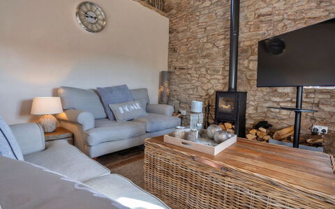 End Barn at Blackclough Farm: Möbel, Wand, Interior Design, Couch, Wohnzimmer, Flooring, Fussboden, Zimmer, Zuhause, Beleuchtung