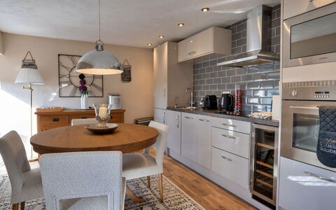 End Barn at Blackclough Farm: Möbel, Interior Design, Flooring, Cabinetry, Fussboden, Countertop, Light Fixture, Stuhl, Küche, Holz