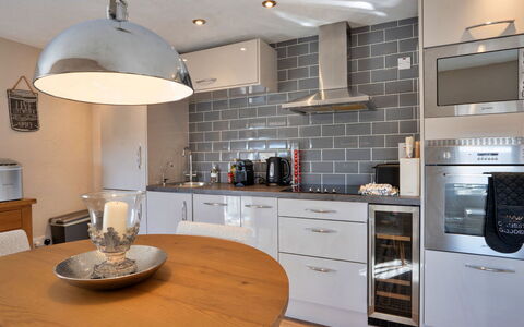 End Barn at Blackclough Farm: Küche, Interior Design, Wand, Möbel, Countertop, Flooring, Küchengerät, Cabinetry, Light Fixture, Decke