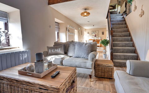 End Barn at Blackclough Farm: Möbel, Interior Design, Couch, Wand, Flooring, Wohnzimmer, Holz, Fussboden, Zimmer, Zuhause