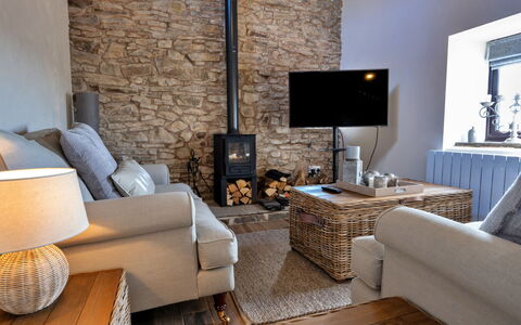End Barn at Blackclough Farm: Möbel, Interior Design, Flooring, Wand, Wohnzimmer, Holz, Fussboden, Feuerstelle, Couch, Zimmer