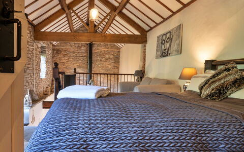End Barn at Blackclough Farm: Möbel, Wand, Holz, Interior Design, Fussboden, Schlafzimmer, Decke, Flooring, Bett, Beleuchtung